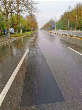 嘉格公路网裂贴粘贴到路面压实后效果