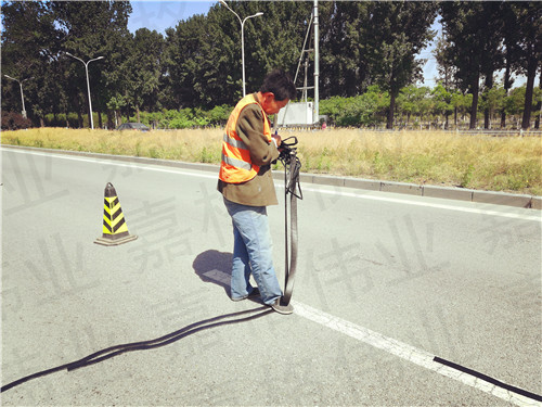 沥青公路贴缝带施工