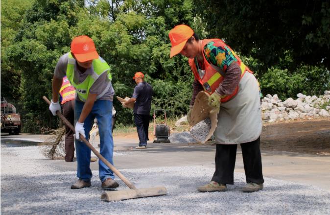 湖南省南山采用公路灌缝胶养护修补路面和灌缝作业